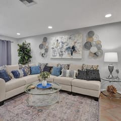 Walk to Hardrock Guitar! New 3 bedroom stylish apt