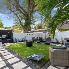 Tropical Getaway Huge Yard! BNR Vacation Rentals