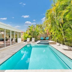 Fresh Pool Home w Jacuzzi by Beaches/shopping!