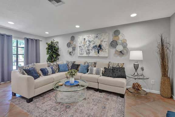Walk to Hardrock Guitar! New 3 bedroom stylish apt - Image 1