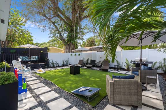 Tropical Getaway Huge Yard! BNR Vacation Rentals - Image 1