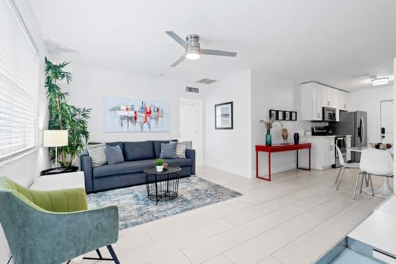 Luxury Neighborhood. Close to UM and Shopping. - Image 1