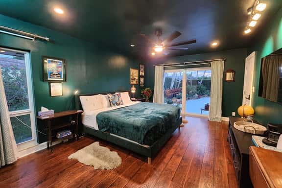 Large King Bedroom suite Private Entrance - Image 1