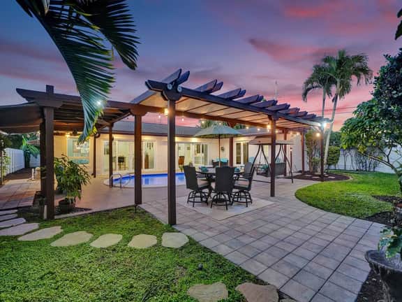 Tropical Oasis! Heated Pool.  BNR Vacation Rentals