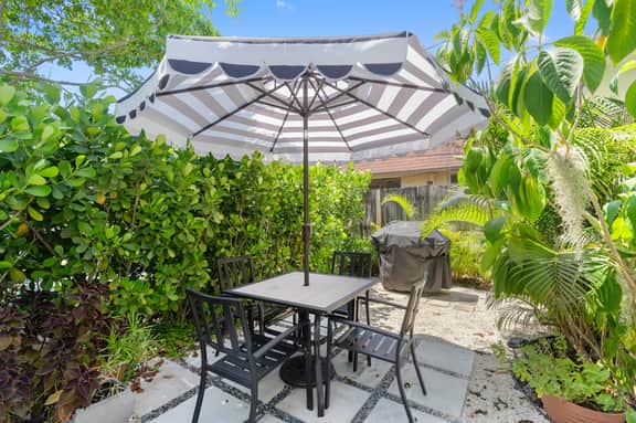 Studio w Peacocks Managed by BNR Vacation Rentals