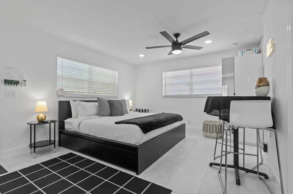 Studio w Peacocks Managed by BNR Vacation Rentals