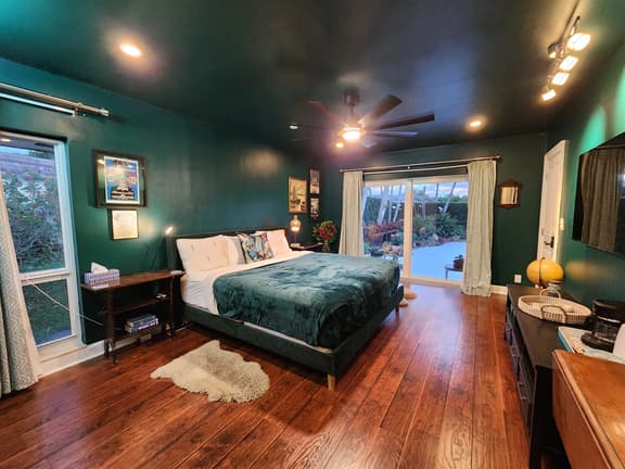 Large King bedroom suite. Private Entrance. Views!